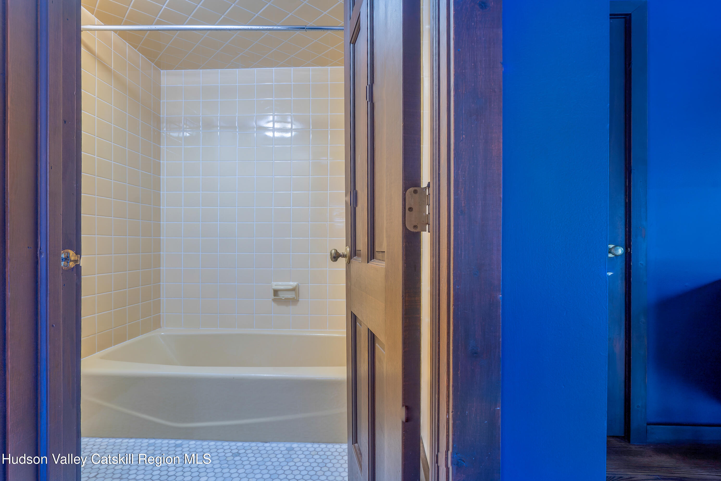 348 Willow Glen Road Red Hook, NY 12571 - Photo 20 of 29 a bathroom with a bathtub