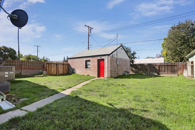 a view of a house with backyard and porch