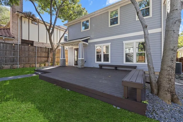 a view of an house with backyard and garden