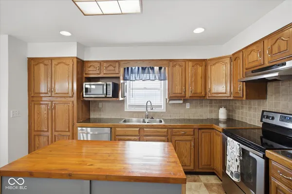 $370,000 | 1812 South Clark Road, Shelbyville, IN 46176