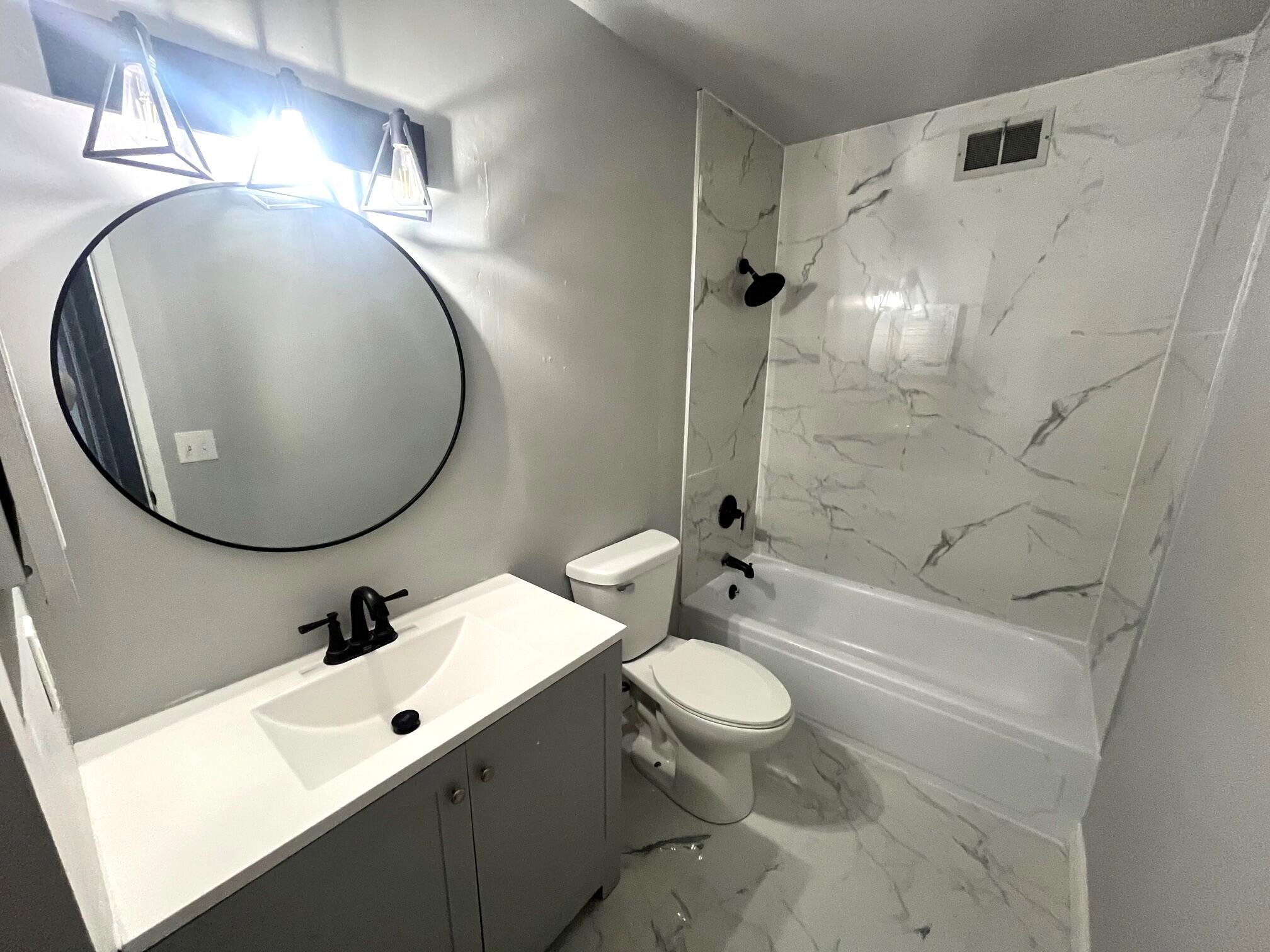 6077 West Calumet Road Milwaukee, WI 53223 - Photo 9 of 12 Full Bathroom