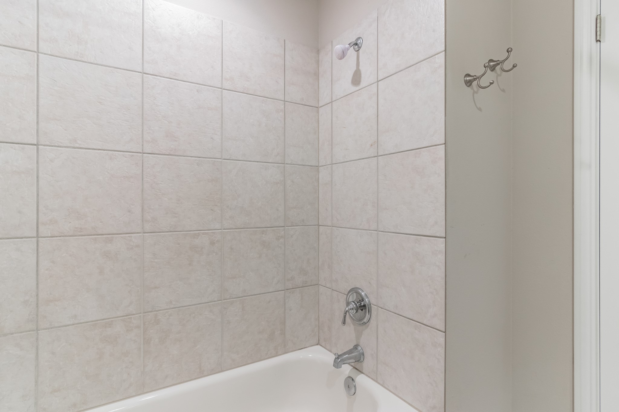 2918 Ranch Road 620 North, Unit 281 Austin, TX 78734 - Photo 19 of 32 a bathroom with a bathtub
