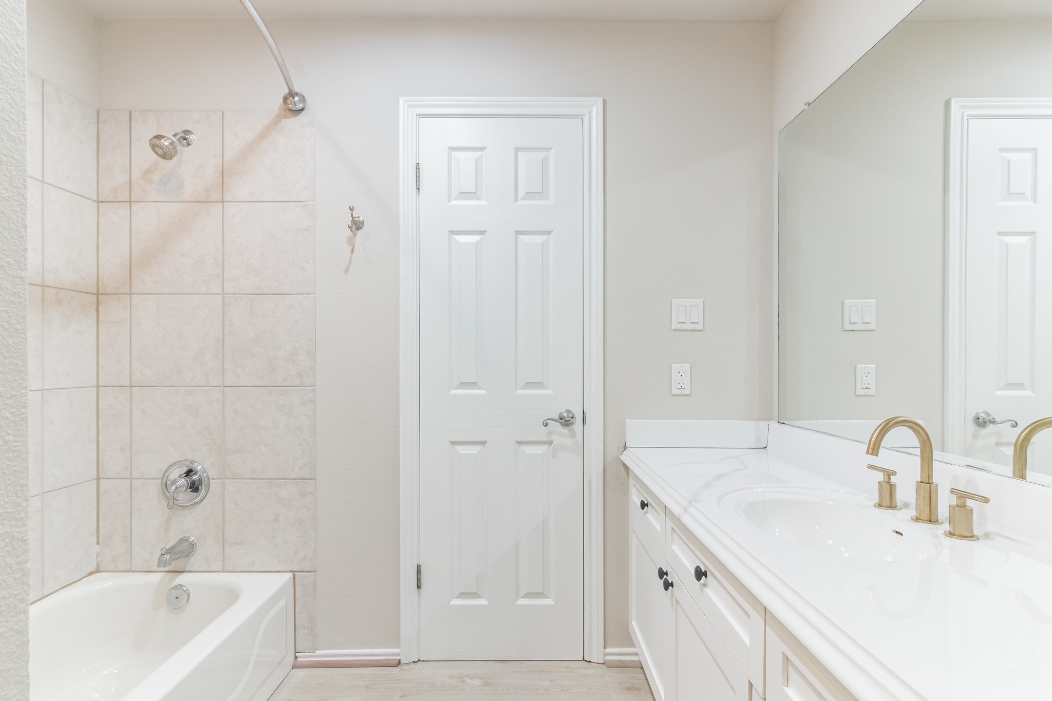 2918 Ranch Road 620 North, Unit 281 Austin, TX 78734 - Photo 21 of 32 a bathroom with a sink and a bathtub