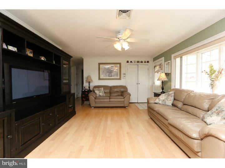 809 Dunbury Road Fairless Hills, PA 19030 - Photo 4 of 25 Living Room