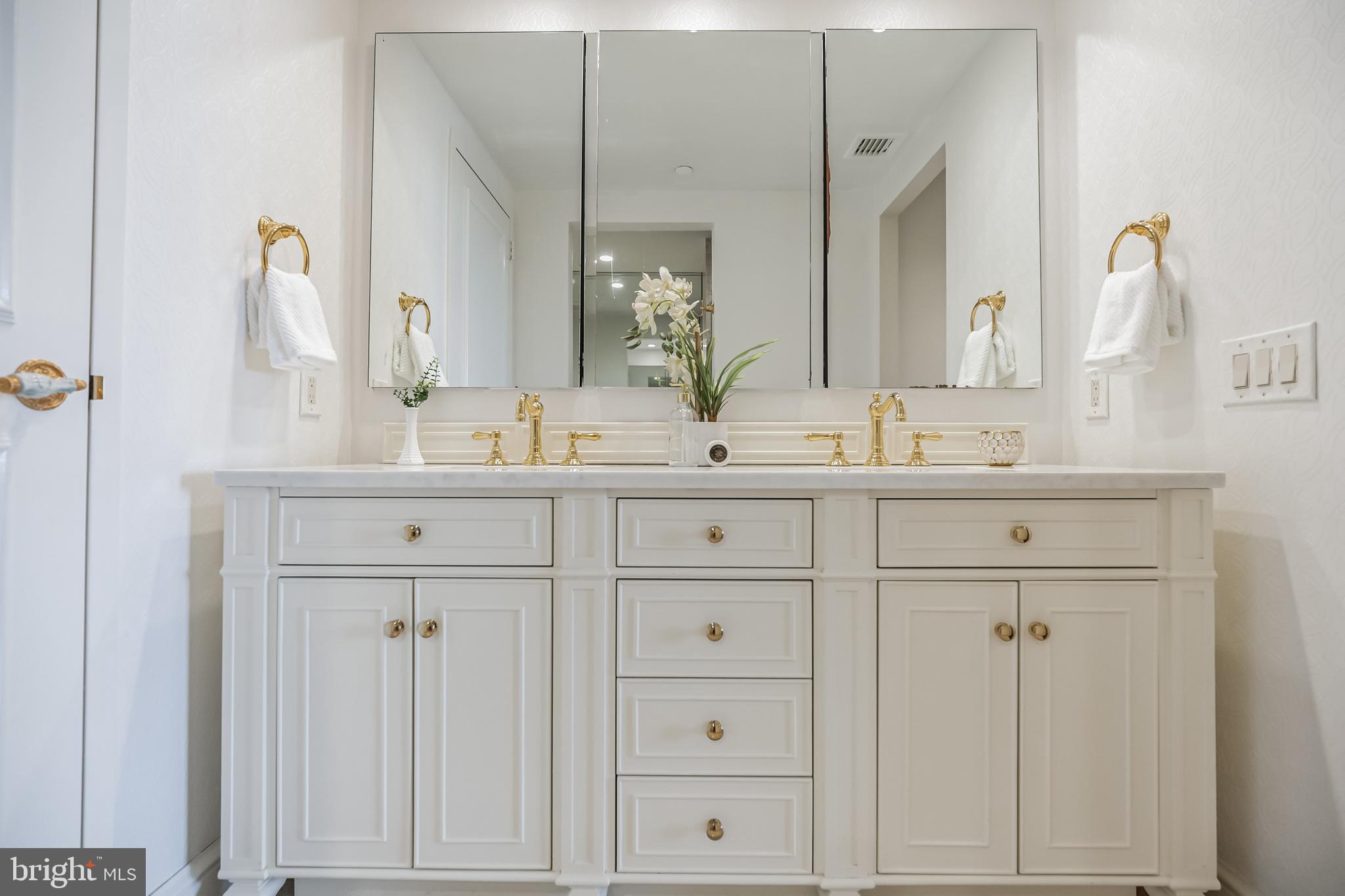 202 West Rittenhouse Square, Unit 2802 Philadelphia, PA 19103 - Photo 14 of 21 Primary Bathroom