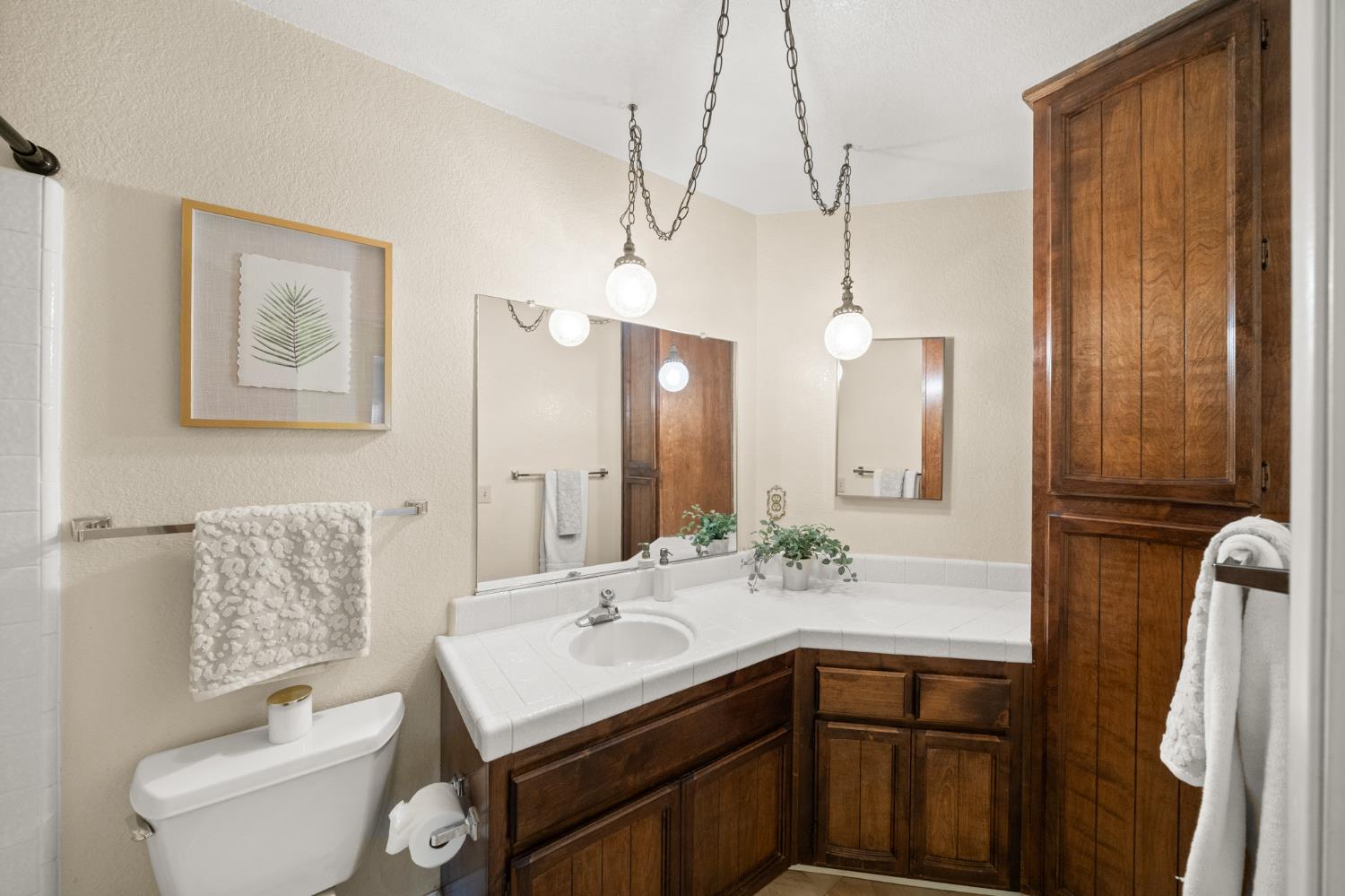 6930 Cobblestone Way Citrus Heights, CA 95621 - Photo 34 of 53 Hallway Bathroom