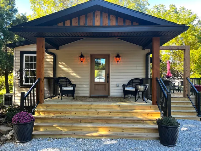 $1,800 | 624 Monroe Street, Newburgh, IN 47630