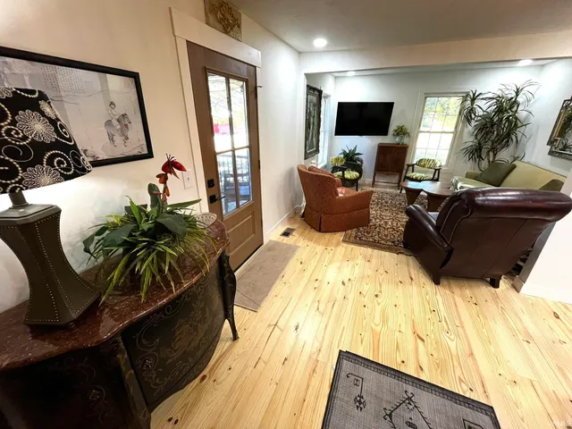 $1,800 | 624 Monroe Street, Newburgh, IN 47630