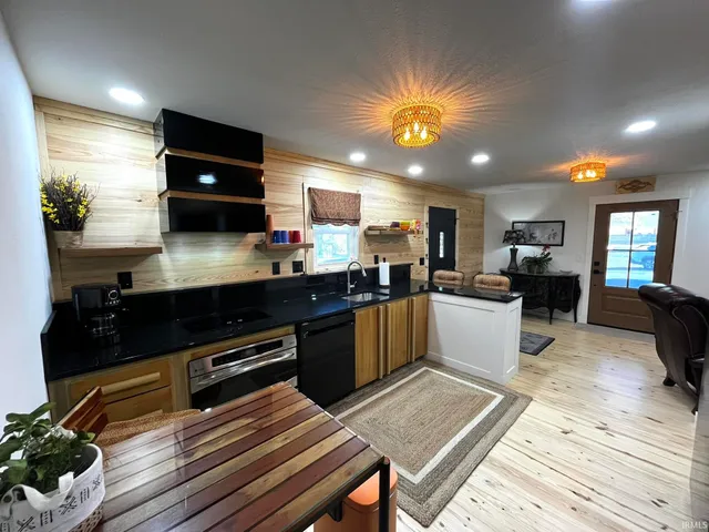 $1,800 | 624 Monroe Street, Newburgh, IN 47630