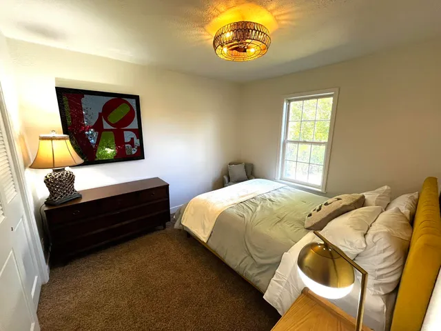 $1,800 | 624 Monroe Street, Newburgh, IN 47630