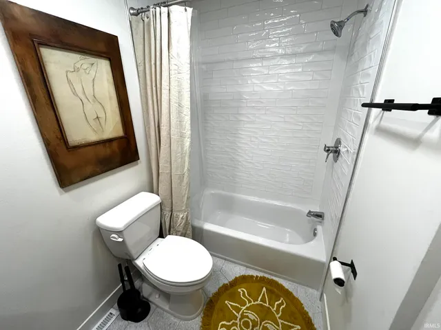 $1,800 | 624 Monroe Street, Newburgh, IN 47630