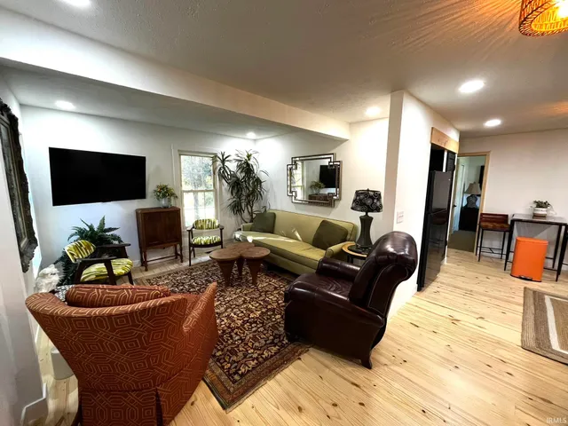 $1,800 | 624 Monroe Street, Newburgh, IN 47630