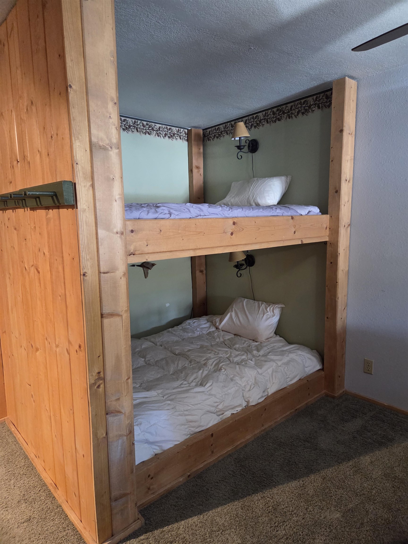 3253 Meridian Boulevard, Unit 214 Mammoth Lakes, CA 93546 - Photo 28 of 28 a bedroom with a bed and a window