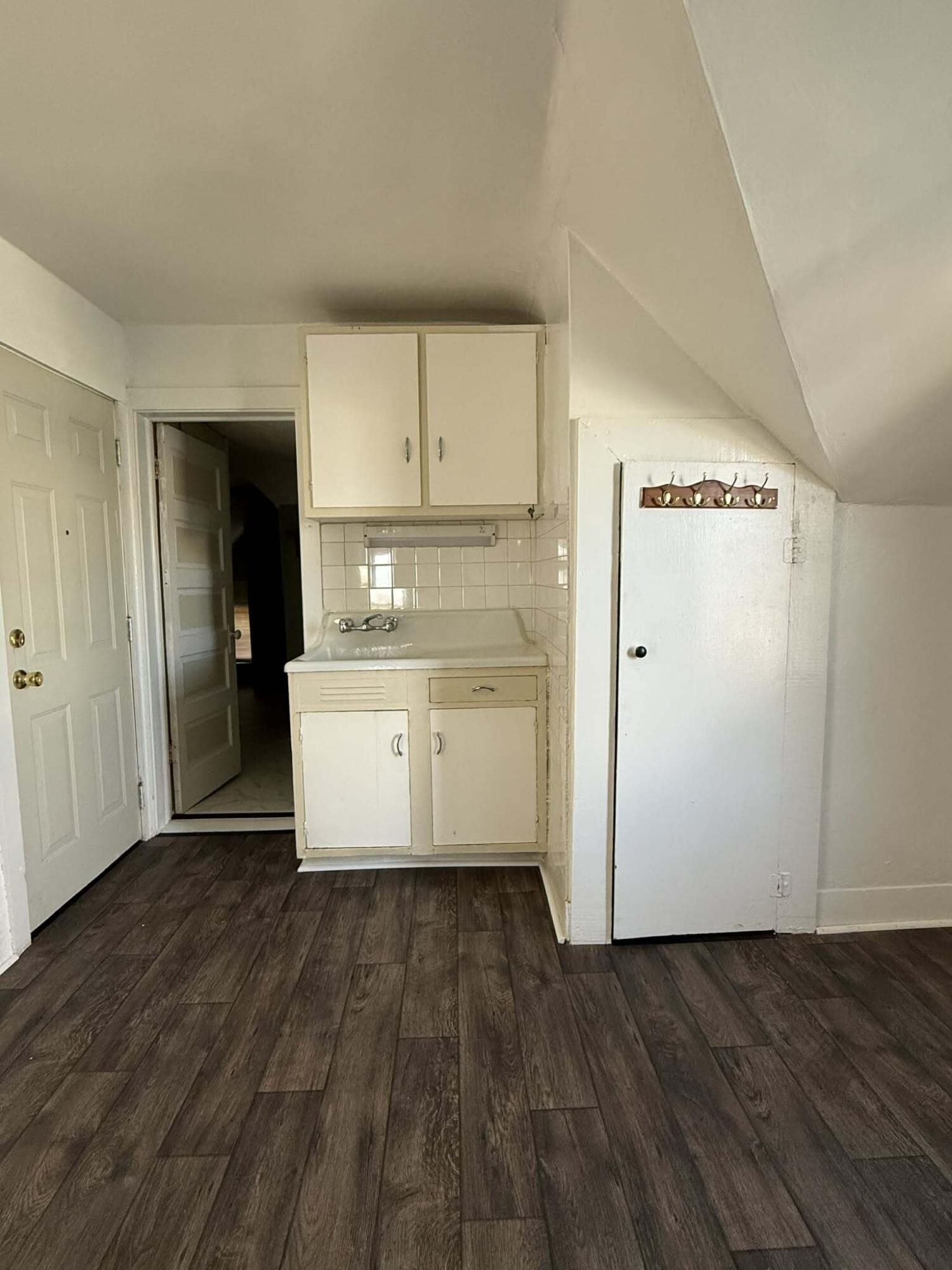 4420 17th Avenue, Unit UPPR Kenosha, WI 53140 - Photo 4 of 9 Kitchen