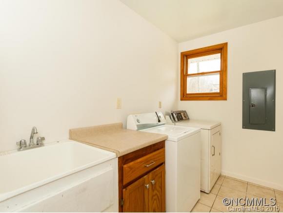 104 Hampton Road Leicester, NC 28748 - Photo 17 of 19 a utility room with dryer and washer