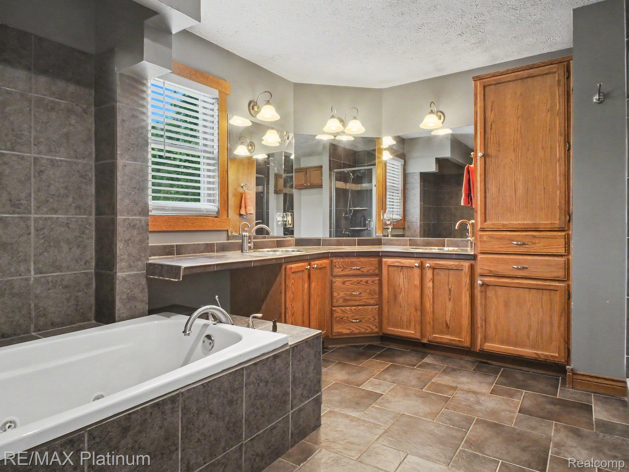 3215 Rafferty Drive Howell, MI 48843 - Photo 7 of 35 023_file_6174.jpg