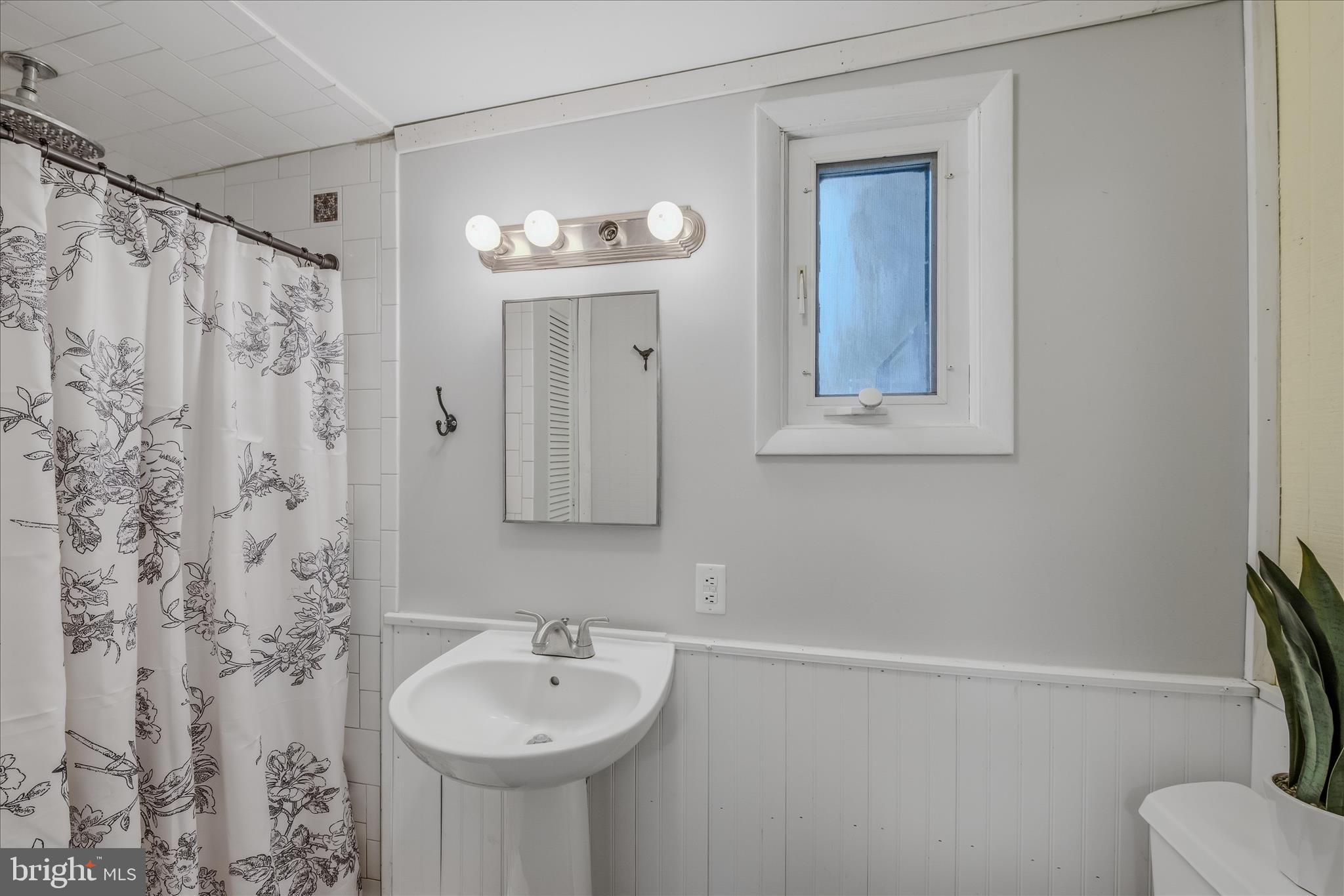 6717 Middle Road Middletown, VA 22645 - Photo 12 of 58 Bathroom