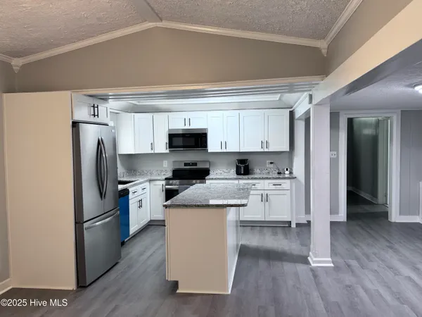 $324,900 | 305 East Oak Street, Lake Waccamaw, NC 28450