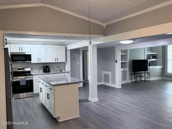 $324,900 | 305 East Oak Street, Lake Waccamaw, NC 28450