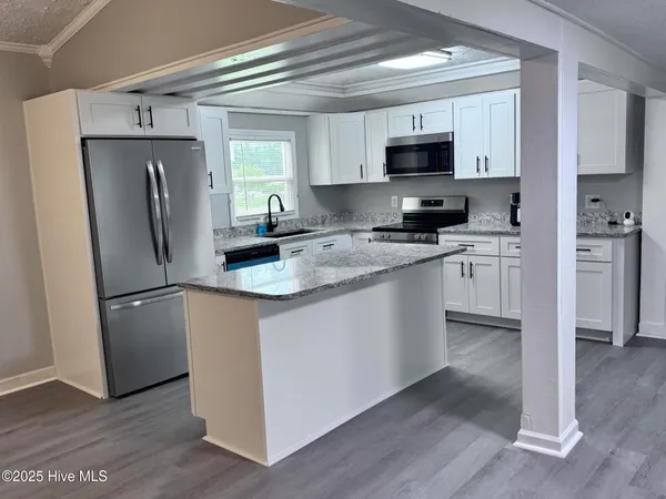 $324,900 | 305 East Oak Street, Lake Waccamaw, NC 28450