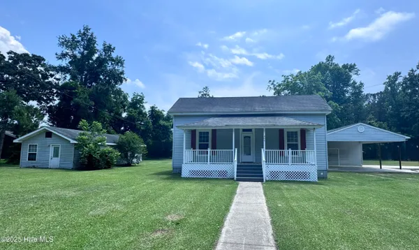 $324,900 | 305 East Oak Street, Lake Waccamaw, NC 28450