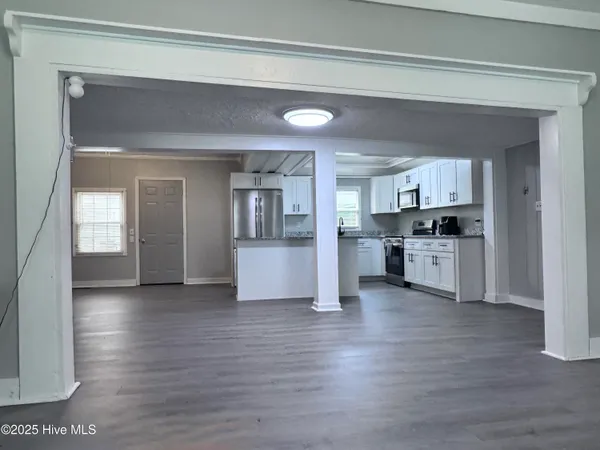 $324,900 | 305 East Oak Street, Lake Waccamaw, NC 28450