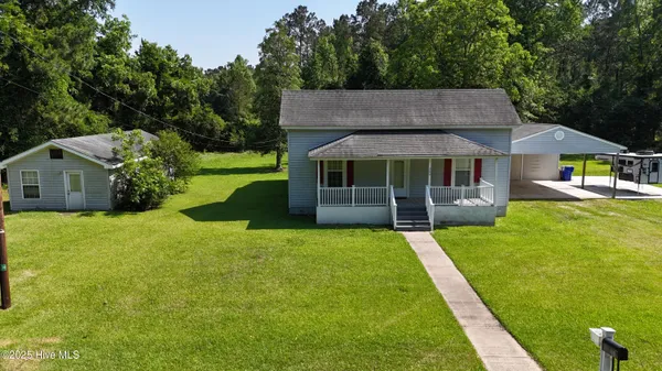 $324,900 | 305 East Oak Street, Lake Waccamaw, NC 28450