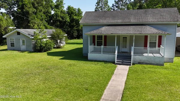 $324,900 | 305 East Oak Street, Lake Waccamaw, NC 28450