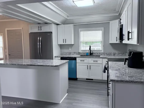 $324,900 | 305 East Oak Street, Lake Waccamaw, NC 28450