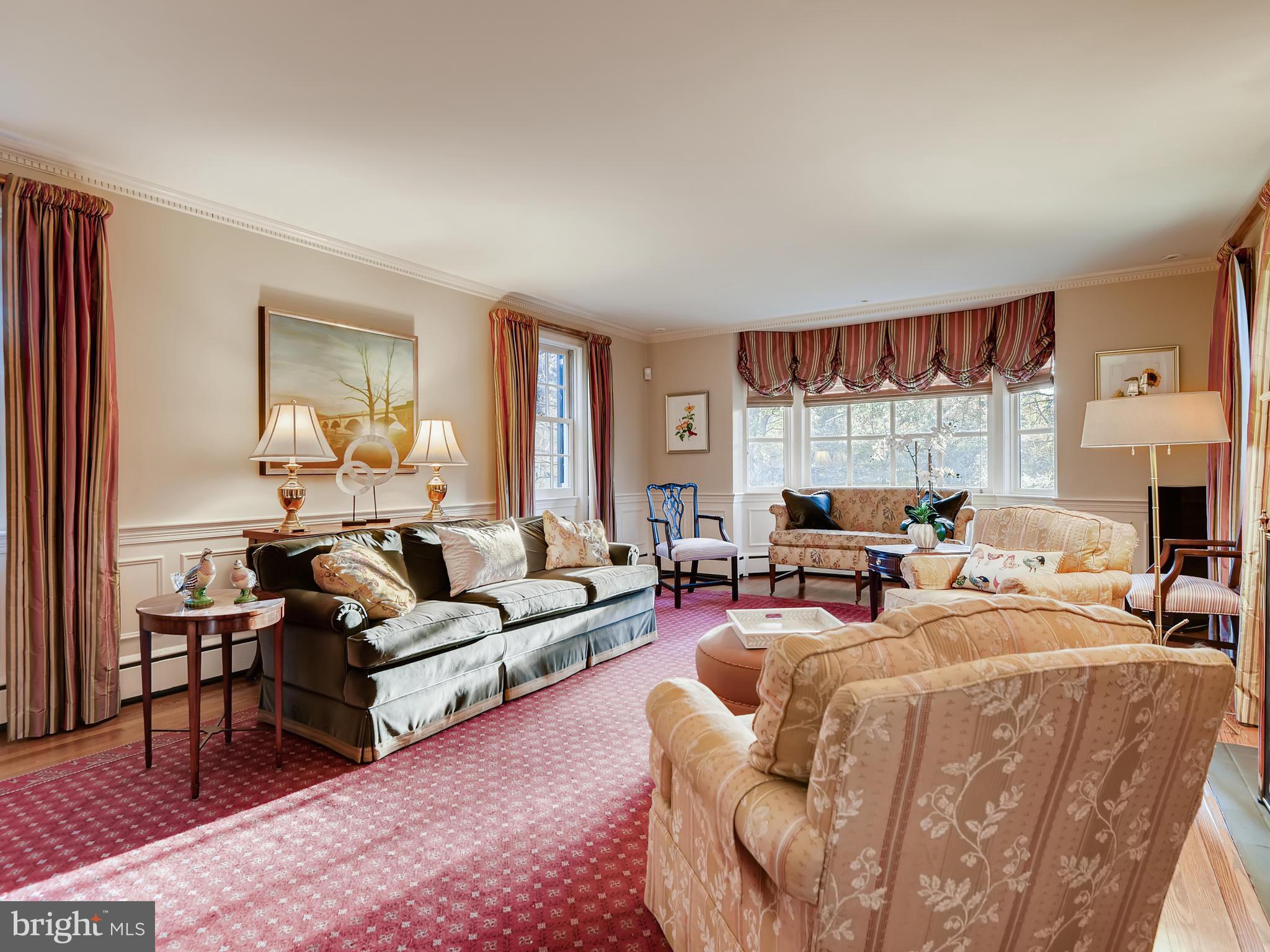 Detailed moldings with chair rail