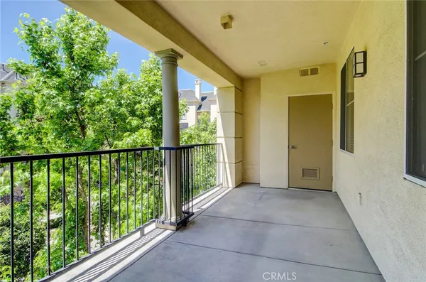 a view of an entryway with workspace
