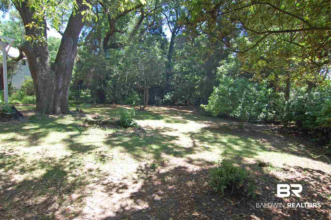 106 Pier Avenue Fairhope, AL 36532 - Photo 12 of 13 Large backyard