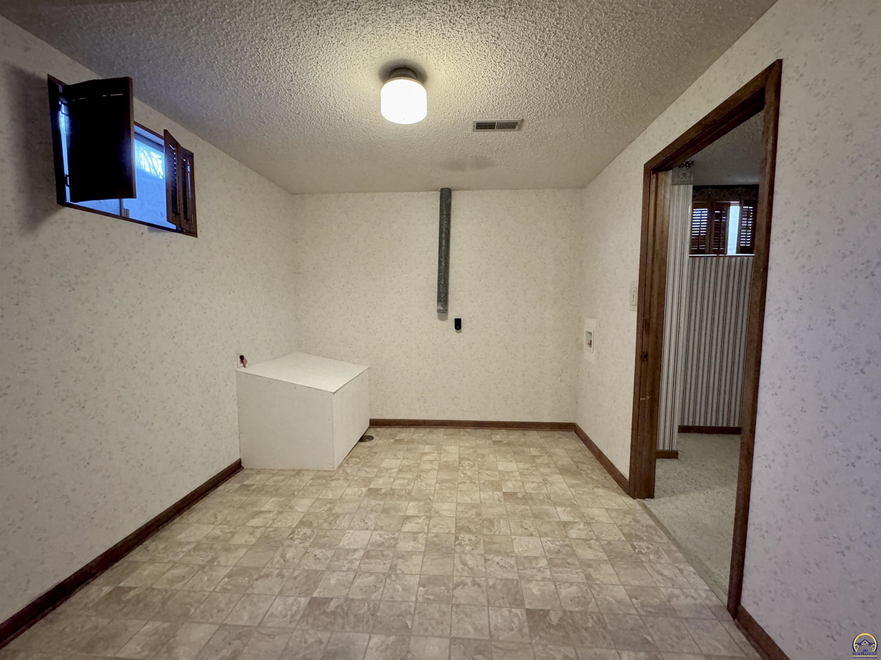 3630 Southwest Kings Forest Road Topeka, KS 66610 - Photo 28 of 37