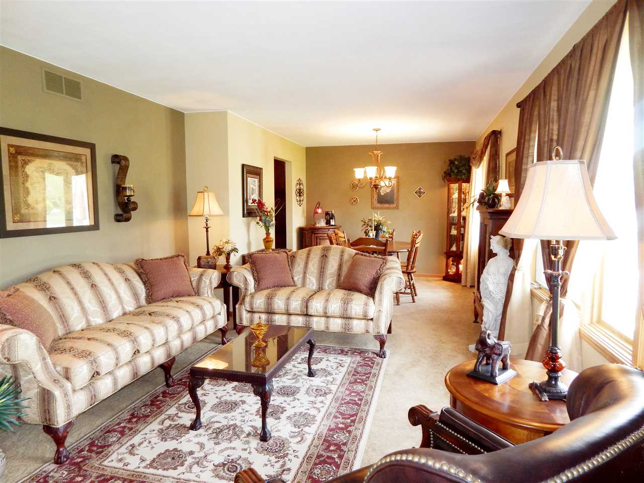 4259 Montclair Road Roscoe, IL 61073 - Photo 5 of 25 a living room with furniture and a lamp