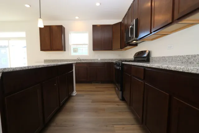 $3,100 | 608 Henry Lane, Oswego, IL 60543