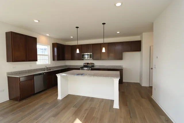 $3,100 | 608 Henry Lane, Oswego, IL 60543