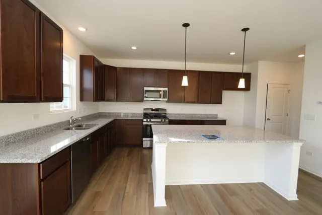 $3,100 | 608 Henry Lane, Oswego, IL 60543