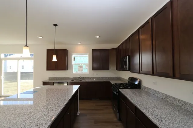 $3,100 | 608 Henry Lane, Oswego, IL 60543