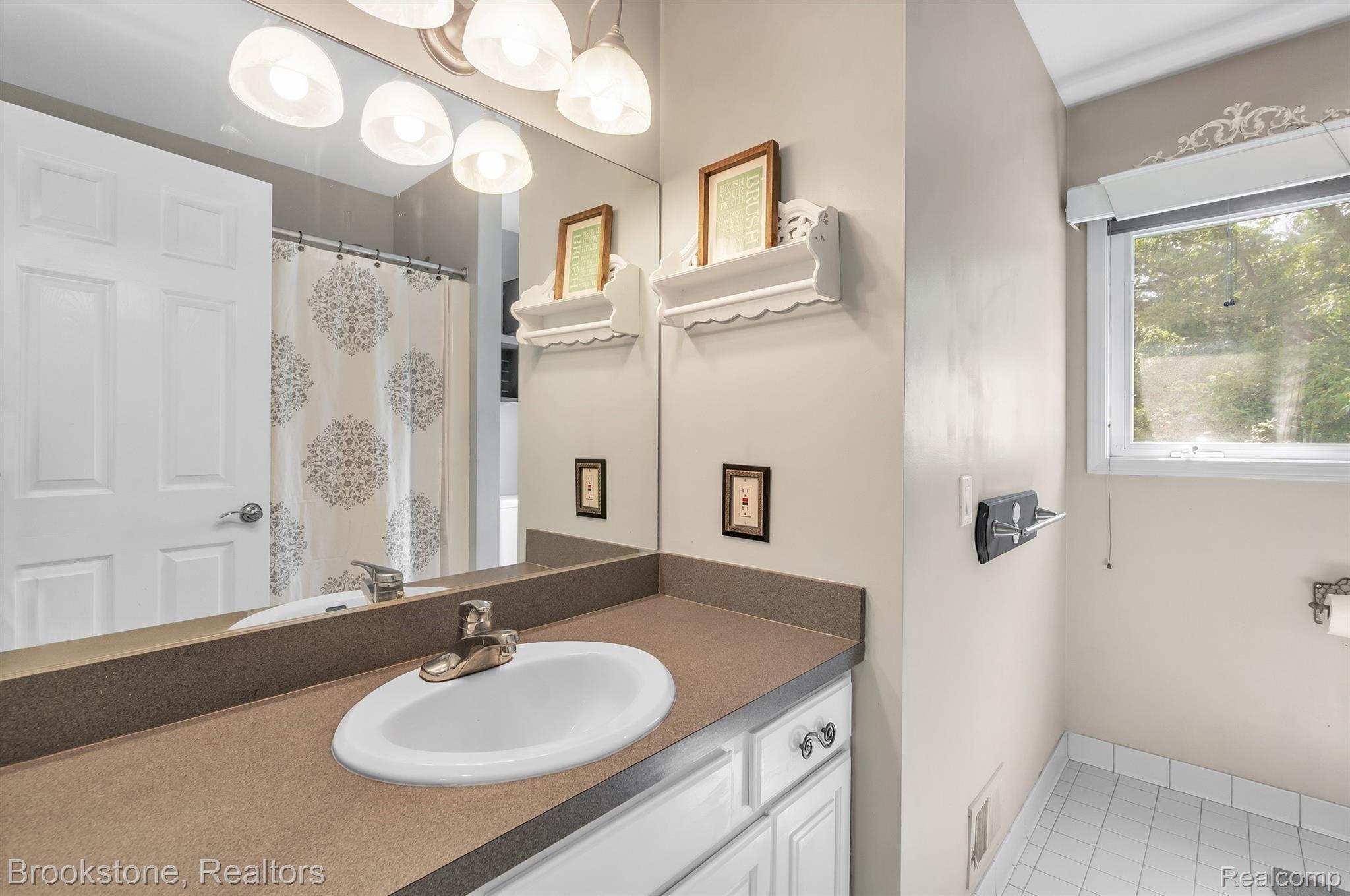 451 John R Road Rochester, MI 48307 - Photo 18 of 25 Second full bath