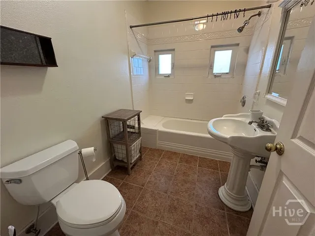 $2,800 | 631 East 40th Street, Savannah, GA 31401