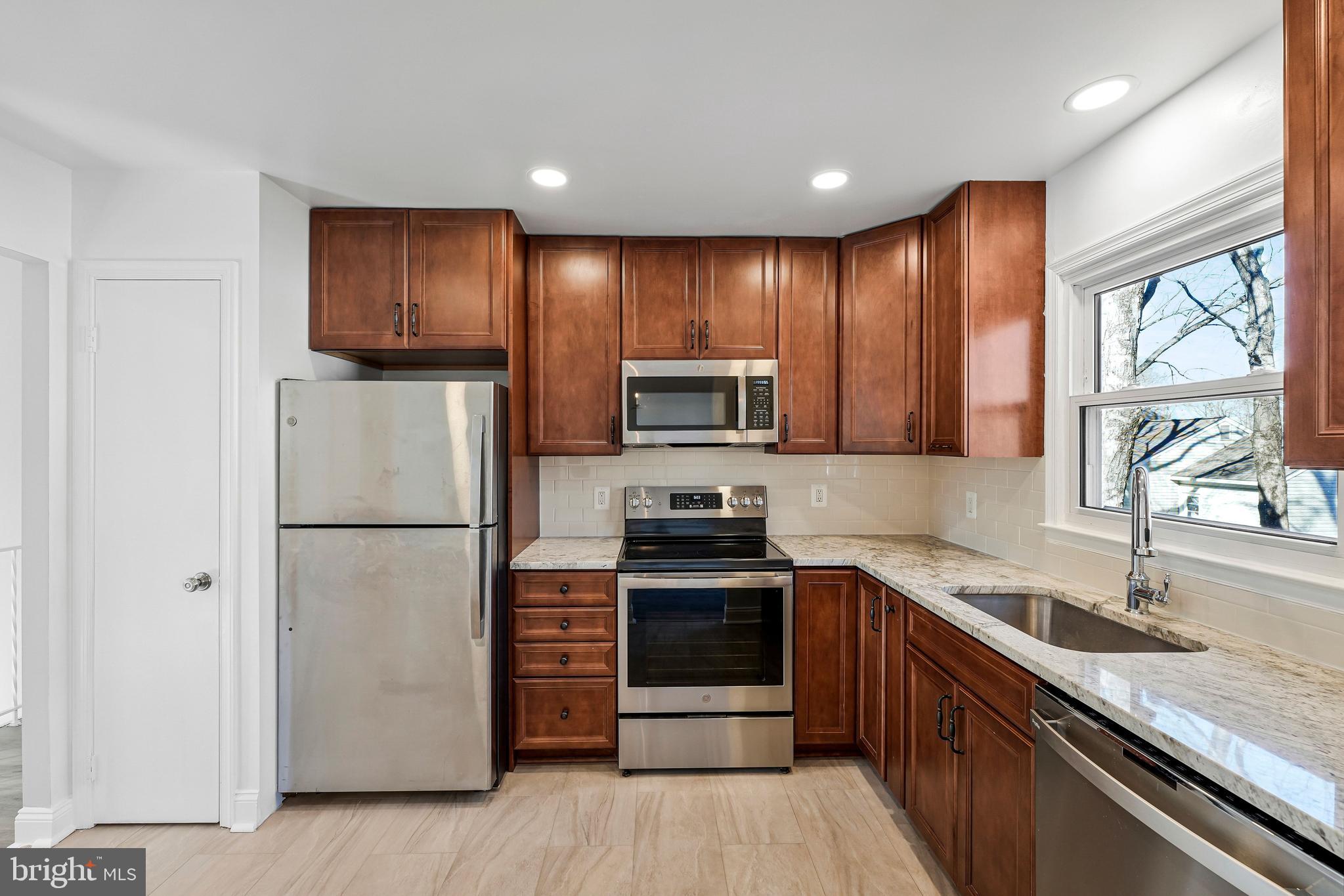 12016 Trossack Road Herndon, VA 20170 - Photo 3 of 29 Stainless Steel Appliances