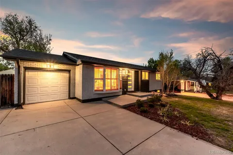 a view of a house with backyard