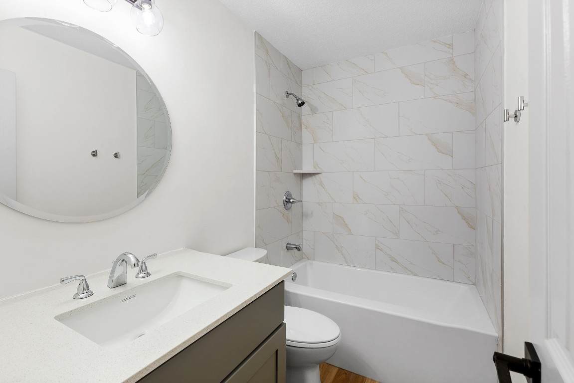 520 Hunter Ridge Road San Marcos, TX 78666 - Photo 18 of 27 a bathroom with a sink toilet and shower