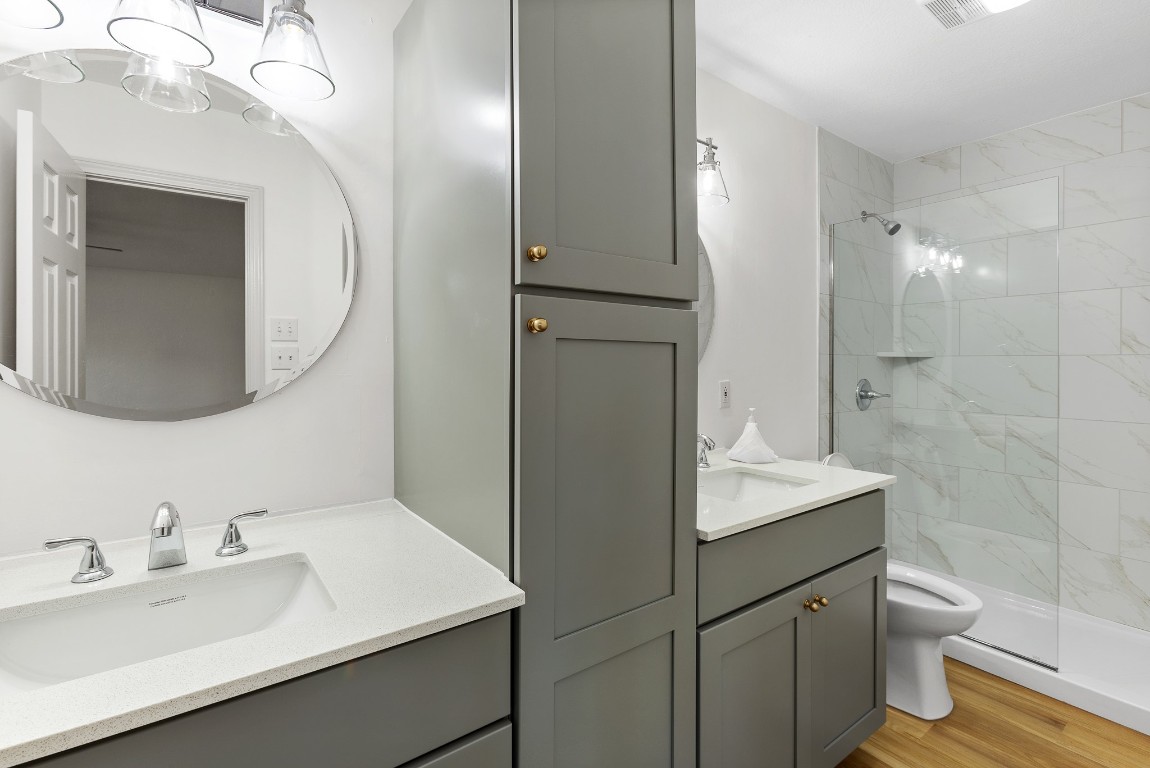 520 Hunter Ridge Road San Marcos, TX 78666 - Photo 10 of 27 a bathroom with a sink a toilet and a mirror