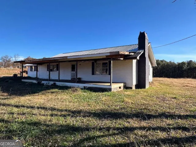 a front view of house with yard