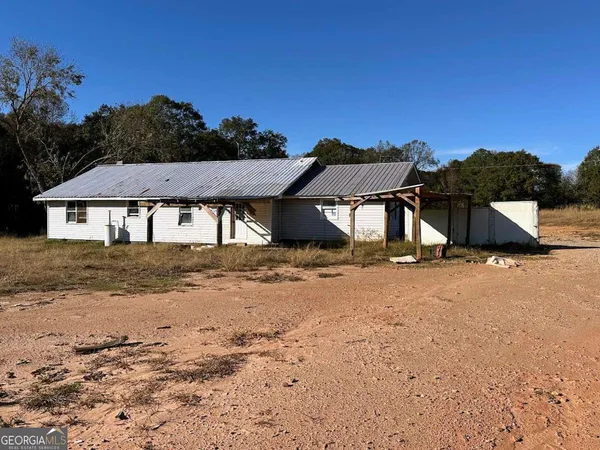 a view of a house with a backyard