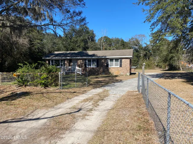 $1,900 | 22 Pine Grove Road, Beaufort, SC 29906