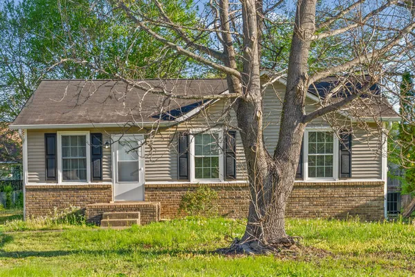 $1,350 | 352 Woodale Drive, Clarksville, TN 37042