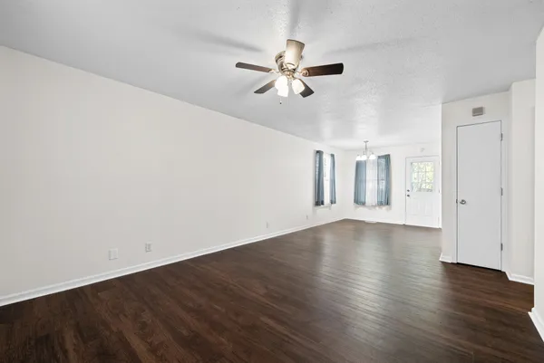 $1,350 | 352 Woodale Drive, Clarksville, TN 37042