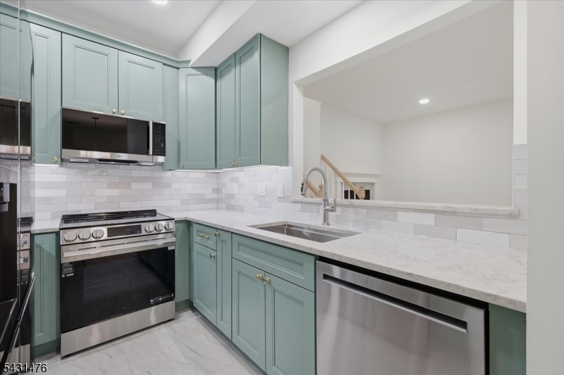 13 Encampment Drive Bedminster, NJ 07921 - Photo 6 of 25